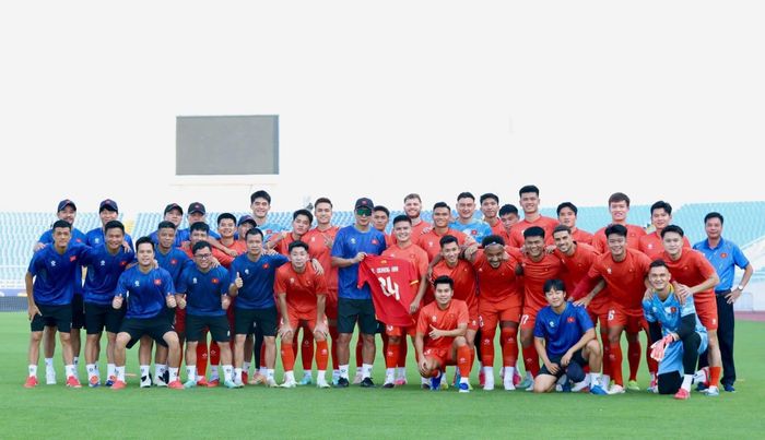 Tuyển Việt Nam chụp ảnh kỷ niệm với chiếc áo ghi nhớ cột mốc đặc biệt trong sự nghiệp của Quang Hải. Ảnh: Liên đoàn Bóng đá Việt Nam (VFF).