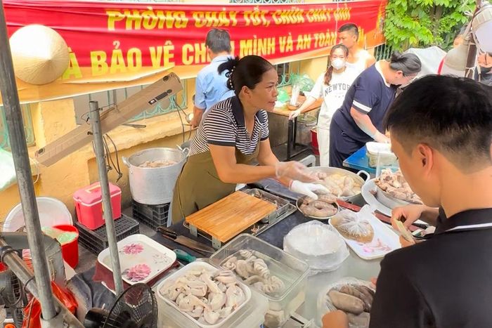  Nhờ các phiên livestream, xe lòng của bà Thanh ngày càng tiếp cận đông đảo khách hàng. 