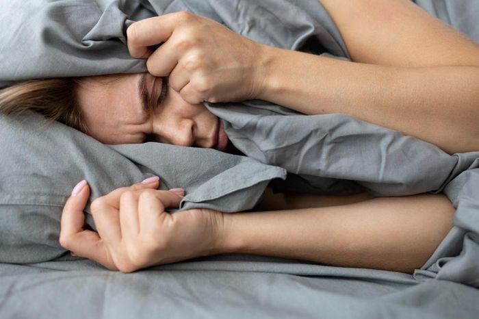 Bác sĩ cảnh báo tác hại của việc trùm chăn kín đầu. Ảnh: Magnific.
