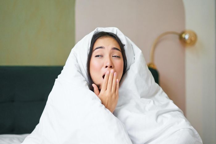 Chuyên gia khuyến cáo không nên trùm chăn kín đầu khi ngủ vì có thể làm tăng cảm giác ngột ngạt, gián đoạn giấc ngủ và gây nguy hiểm cho một số đối tượng. Ảnh: Magnific.