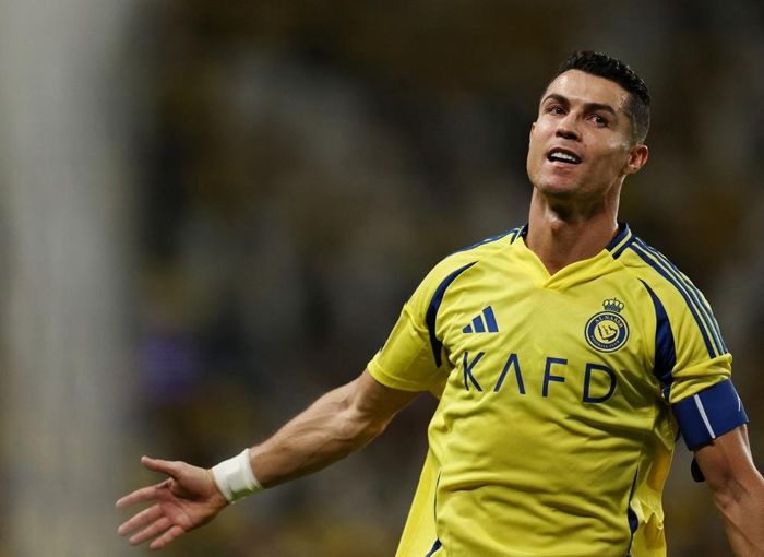 Ronaldo chia buồn cùng gia đình Messi. Ảnh: Reuters.