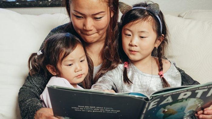 Đọc sách cho trẻ nghe mang lại nhiều lợi ích cho sự phát triển của trẻ. Ảnh: Pexels.