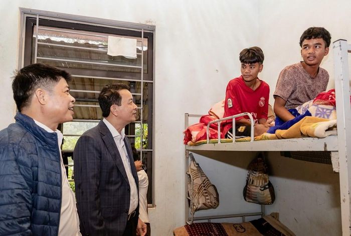 Ông Võ Văn Minh, Phó GĐ Sở GD&ĐT tỉnh Quảng Trị (giữa) thăm và động viên học sinh trường Dân tộc nội trú tại xã Thượng Trạch. Ảnh tư liệu