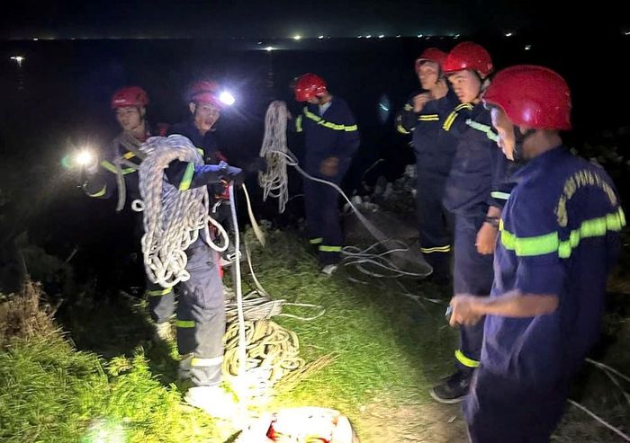 Lực lượng cứu hộ triển khai phương án cứu nạn nhân trong đêm