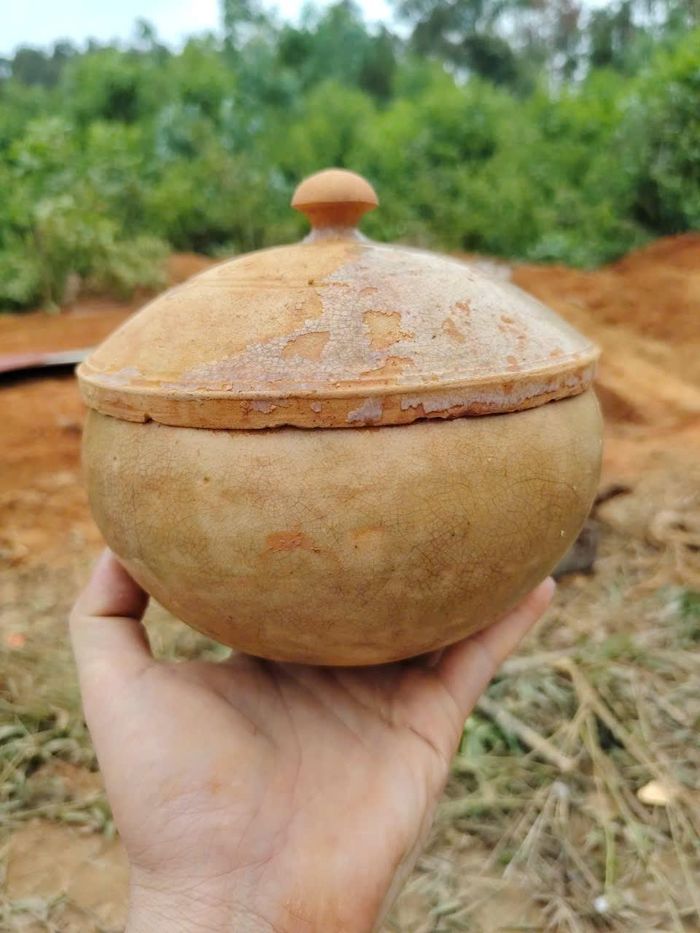 Hiện vật được tìm thấy trong mộ gạch cổ. Ảnh: Tâm Phạm