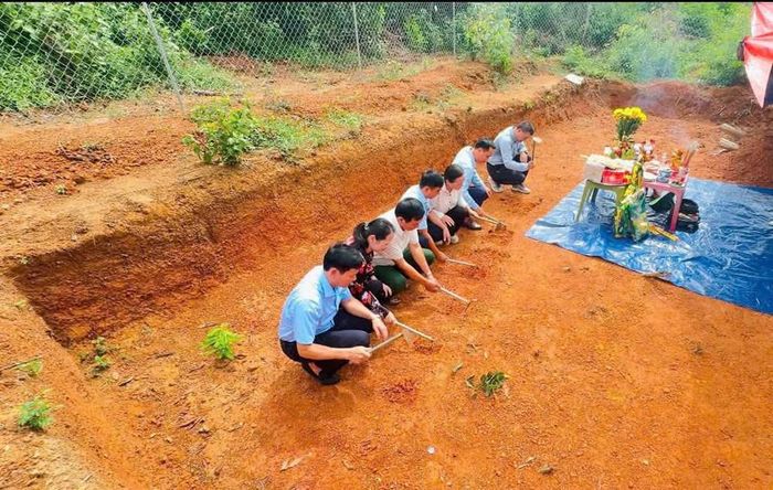 Các chuyên gia, nhà khảo cổ tổ chức lễ động thổ, khai quật khẩn cấp mộ gạch cổ tại khu vực Rú Bụt, xã Kim Liên, tỉnh Nghệ An. Ảnh: Bảo tàng Nghệ An – Xô viết Nghệ Tĩnh