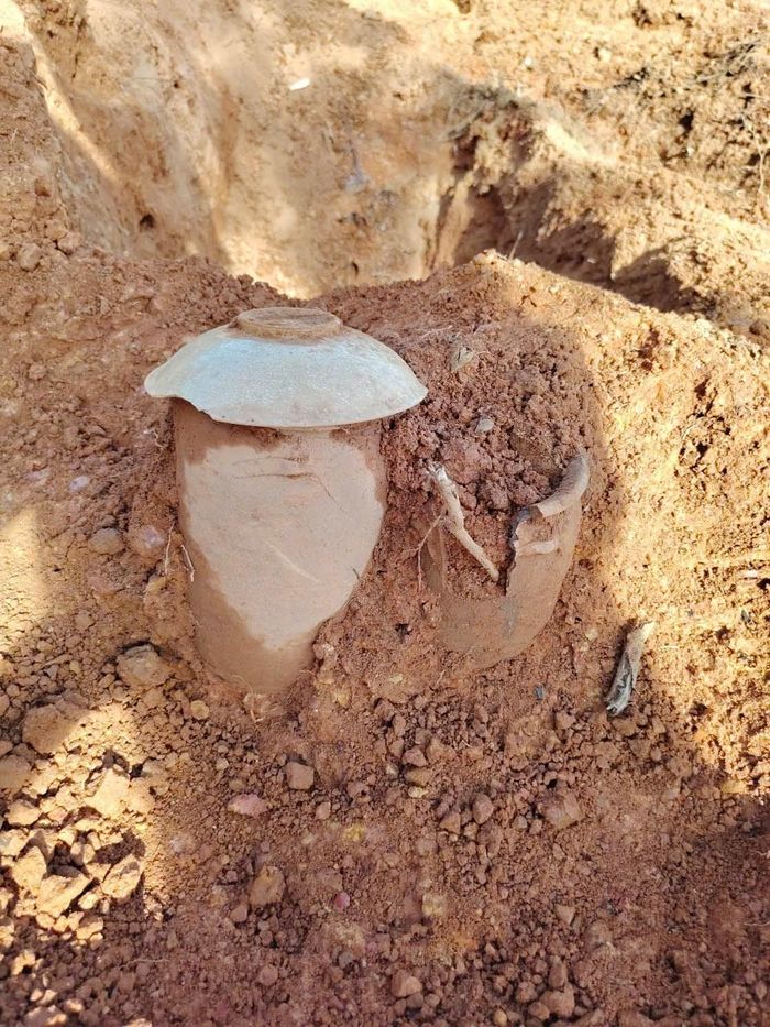 Chân đèn bằng đất nung