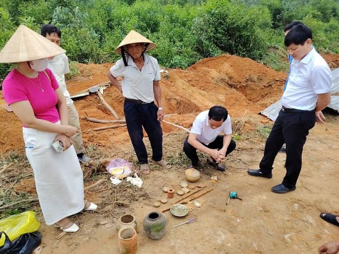 Cán bộ khai quật tìm thấy một số hiện vật bên trong mộ gạch cổ. Ảnh: Tâm Phạm