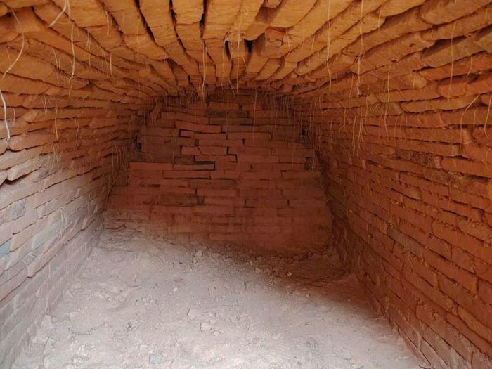 Dấu tích mộ gạch cổ xuất lộ dưới lớp đất