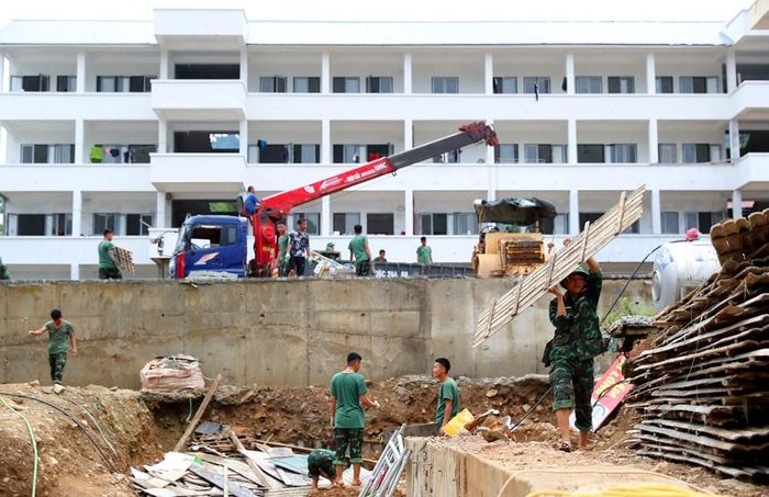 Khi hoàn thành, ngôi trường sẽ có 22 phòng học, 12 phòng học bộ môn, khu nội trú, bán trú phục vụ 260 học sinh cùng hệ thống các hạng mục đồng bộ, tạo dựng môi trường học tập khang trang, hiện đại, đáp ứng tốt hơn nhu cầu dạy và học của học sinh vùng biên