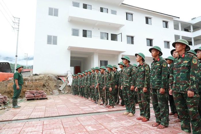Cán bộ, chiến sĩ Tiểu đoàn 40, Trung đoàn 762 được phổ biến, quán triệt các quy định về an toàn lao động trước khi tham gia thi công công trình