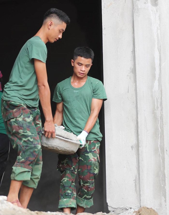 Cán bộ, chiến sĩ tích cực tham gia hỗ trợ thi công, góp sức người cùng các lực lượng đẩy nhanh tiến độ, sớm hoàn thiện ngôi trường, đáp ứng nhu cầu học tập của học sinh vùng biên