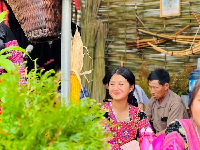 Không chỉ có ném pao, nhiều trò chơi và hoạt động truyền thống cũng được tổ chức như đánh yến, rồng ấp trứng, đẩy gậy... Đây là những trải nghiệm tạo cơ hội để người dân và du khách cùng nhập cuộc, giao lưu, thay vì chỉ đứng ngoài thưởng lãm.