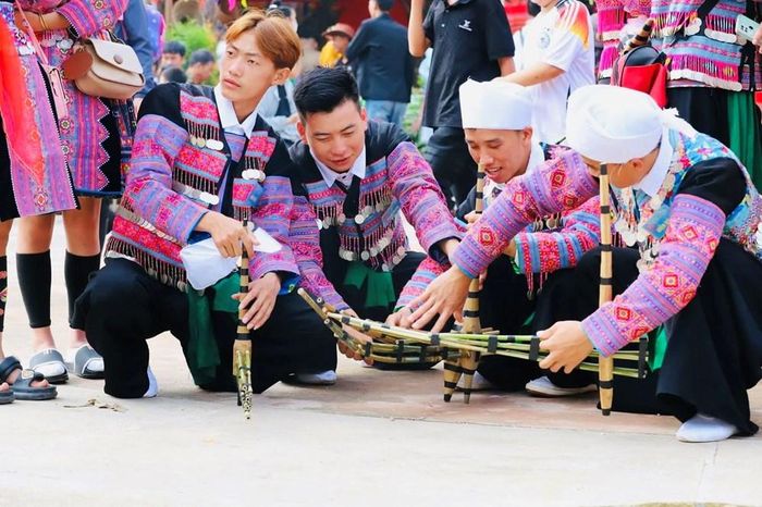Tại đây, người dân và du khách được trực tiếp tham gia, cảm nhận nhịp sống và những nét văn hóa đặc trưng của đồng bào Mông vùng cao nguyên Mộc Châu.