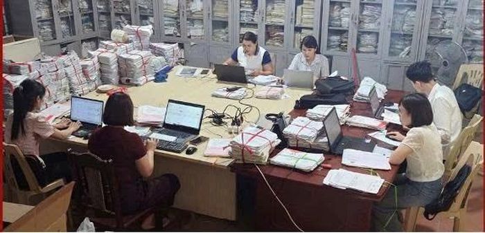Cán bộ Văn phòng Đăng ký đất đai Thanh Hóa rà soát, chuẩn hóa dữ liệu trong chiến dịch làm sạch dữ liệu đất đai