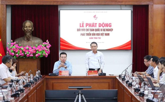 Phó Chủ tịch Thường trực Hội Nhà báo Việt Nam Nguyễn Đức Lợi phát biểu tại buổi Lễ