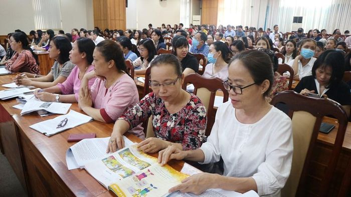 Các giáo viên trong một buổi họp chuyên môn