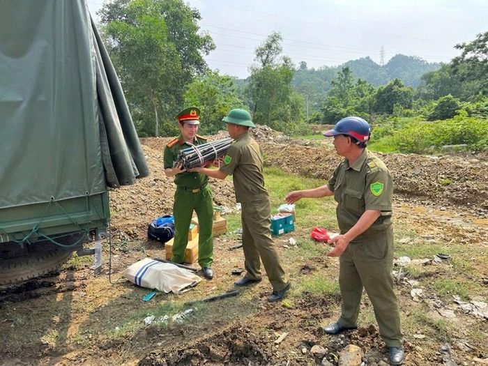 Công an tỉnh Thanh Hóa tổ chức tiêu hủy số vũ khí thể thao, công cụ hỗ trợ được tiếp nhận, thu hồi. Ảnh: Công an Thanh Hoá
