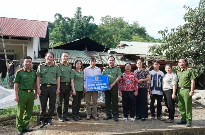 Đoàn công tác trao 80 triệu đồng hỗ trợ xây dựng nhà ở cho gia đình ông Chảo Sành Phin. Ảnh: Công an tỉnh Cao Bằng