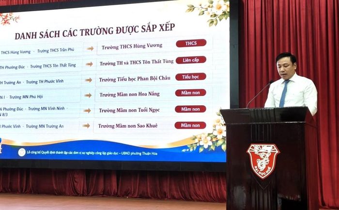 Đại diện Phòng Văn hóa - Xã hội phường Thuận Hóa đọc quyết định công bố thành lập các trường học mới sau sắp xếp. Ảnh: CTV