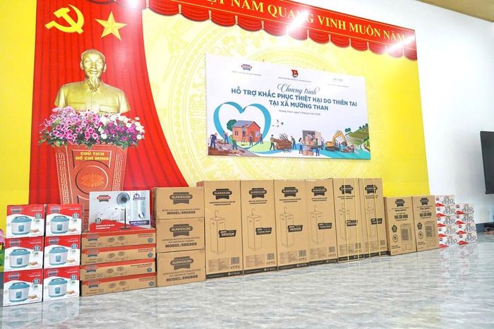 Đoàn đã trao tặng các thiết bị sinh hoạt thiết yếu cho người dân sau thiên tai