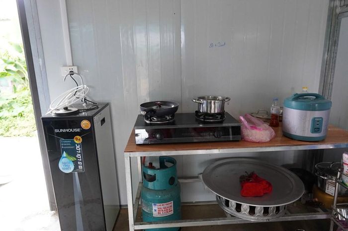 Những thiết bị sinh hoạt được trao tặng đợt này đều là những vật dụng vô cùng cần thiết, đáp ứng trực tiếp nhu cầu sinh hoạt hằng ngày của bà con trong giai đoạn tái thiết sau lũ