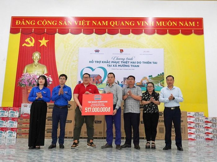 Bí thư Đoàn Thanh niên Chính phủ Bùi Hoàng Tùng cùng đại diện nhà tài trợ tặng quà cho người dân