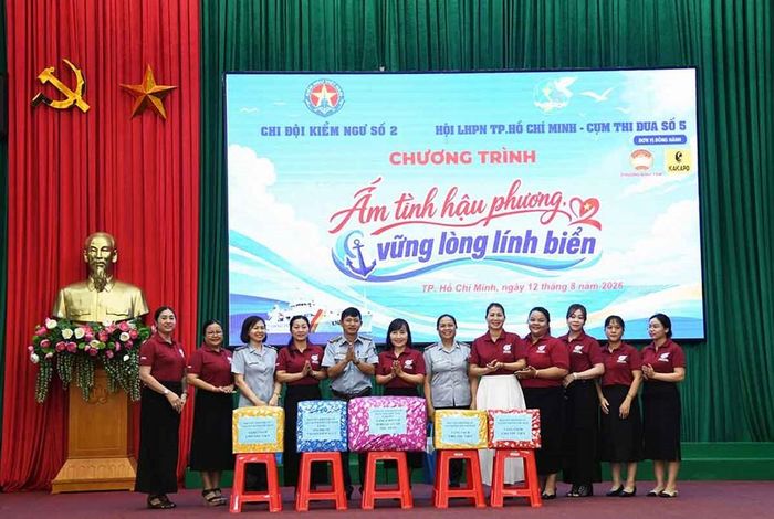 Tặng quà cho cán bộ, hội viên Hội phụ nữ Chi đội kiểm ngư số 2