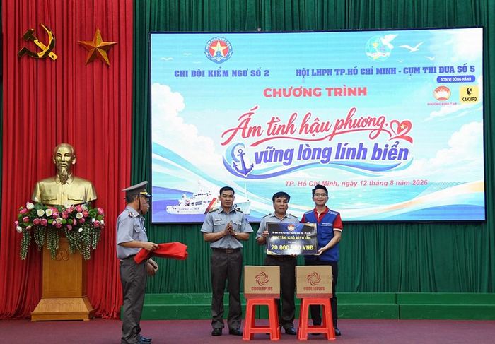 Trao tặng máy tính cho Chi đội Kiểm ngư số 2