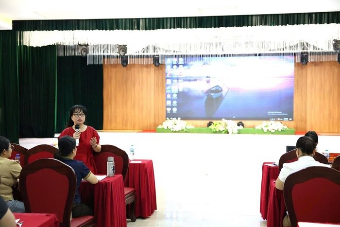 Các học viên được phổ biến kiến thức về hoạt động thư viện và chuyển đổi số