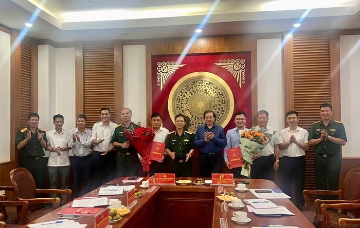 Các đại biểu chúc mừng 2 đồng chí được bổ nhiệm