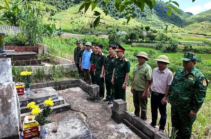 Đoàn công tác cùng lãnh đạo địa phương khảo sát, xác minh các phần mộ liệt sĩ tại xã Chiềng Sơn, phục vụ công tác tìm kiếm, quy tập