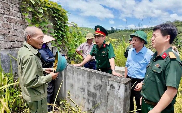 Đoàn công tác trao đổi, thu thập thông tin từ người dân địa phương trong quá trình khảo sát, xác minh mộ liệt sĩ tại xã Chiềng Sơn
