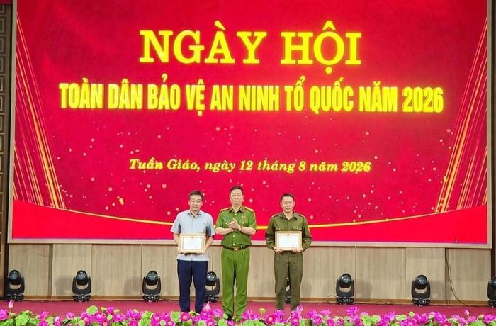 Trao tặng Giấy khen của Công an tỉnh Điện Biên cho tập thể, cá nhân có thành tích trong các hoạt động bảo đảm an ninh, trật tự