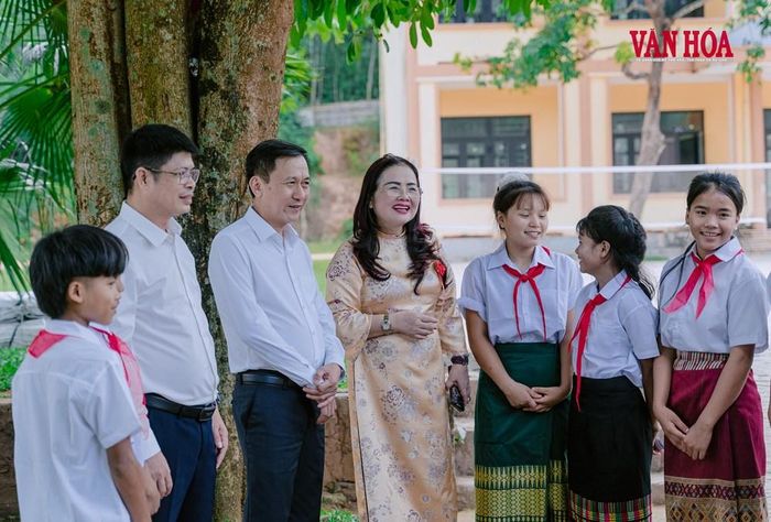 Lãnh đạo Sở GD&ĐT thăm động viên học sinh trường PTDT Nội trú xã Thượng Trạch cuối năm học 2025-2026. (Ảnh tư liệu)