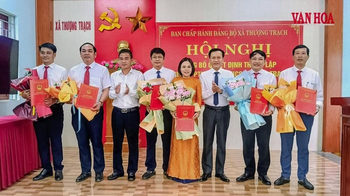 Lãnh đạo xã Thượng Trạch trao quyết định thành lập Trường Phổ thông nội trú Tiểu học và THCS Thượng Trạch và quyết định bổ nhiệm hiệu trưởng, hiệu phó của nhà trường