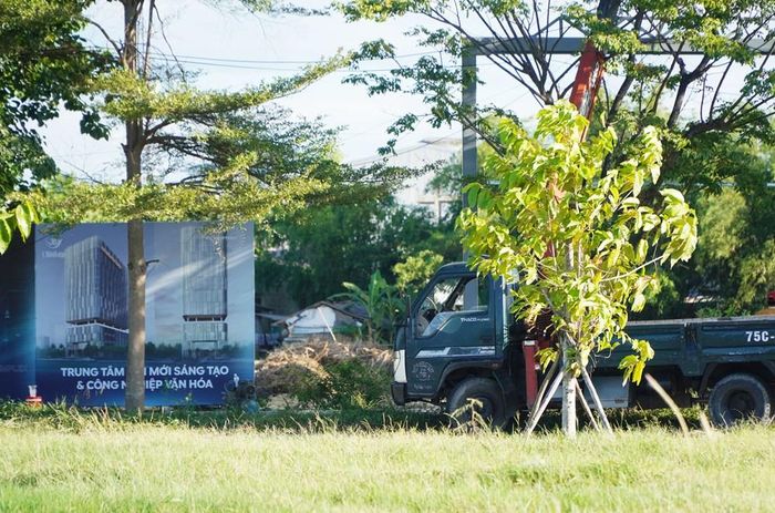 Trong những ngày gần đây, chủ đầu tư đã cho rào chắn và lắp biển thông tin về dự án. Ảnh: S.Thùy