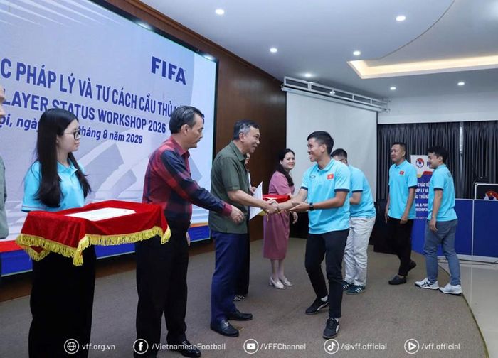 Các học viên nhận chứng nhận sau khi hoàn thành Hội thảo công tác pháp lý và tư cách cầu thủ năm 2026
