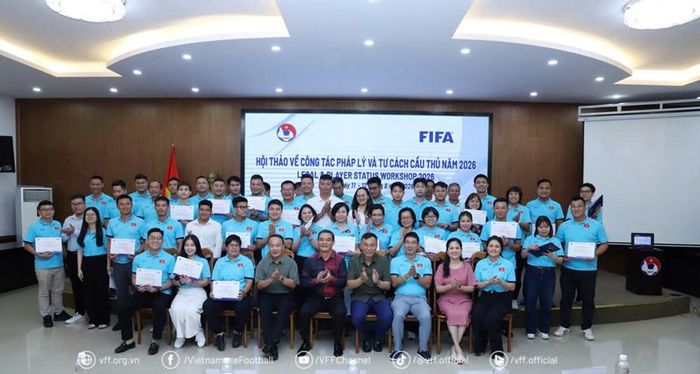 Các đại biểu, chuyên gia và học viên chụp ảnh lưu niệm tại Lễ bế mạc Hội thảo