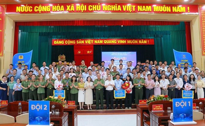Các đội chụp ảnh lưu niệm tại buổi tổng kết cuộc diễn tập