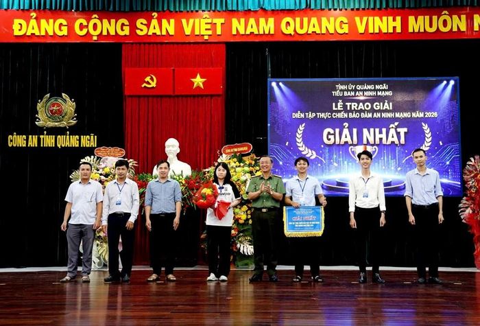 Ban Tổ chức trao giải cho các đội đạt thành tích cao tại cuộc diễn tập an ninh mạng tỉnh Quảng Ngãi năm 2026
