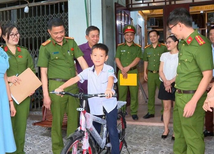 Đại diện Trại tạm giam Công an tỉnh Thanh Hóa nhận đỡ đầu cháu Lương Minh Dũng, hỗ trợ em có thêm điều kiện học tập và sinh hoạt