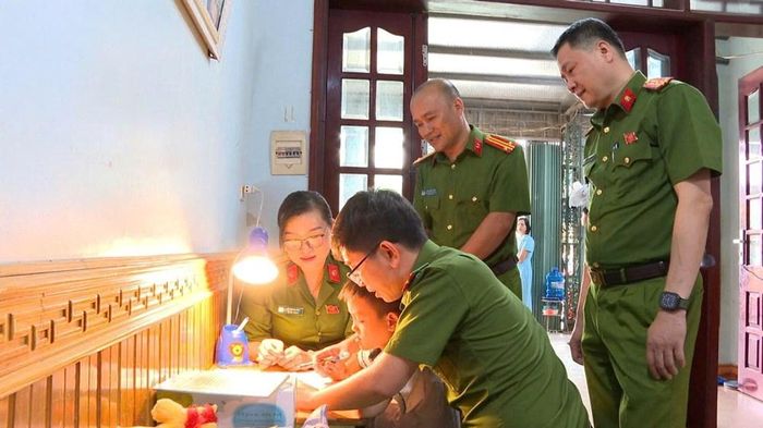 Cán bộ, chiến sĩ Trại tạm giam Công an tỉnh Thanh Hóa thăm hỏi, hỗ trợ cháu Lương Minh Dũng, trẻ có hoàn cảnh đặc biệt khó khăn