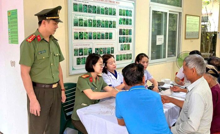 Người dân được các y, bác sĩ thăm khám, tư vấn và kiểm tra sức khỏe tại Trạm Y tế Thiệu Dương