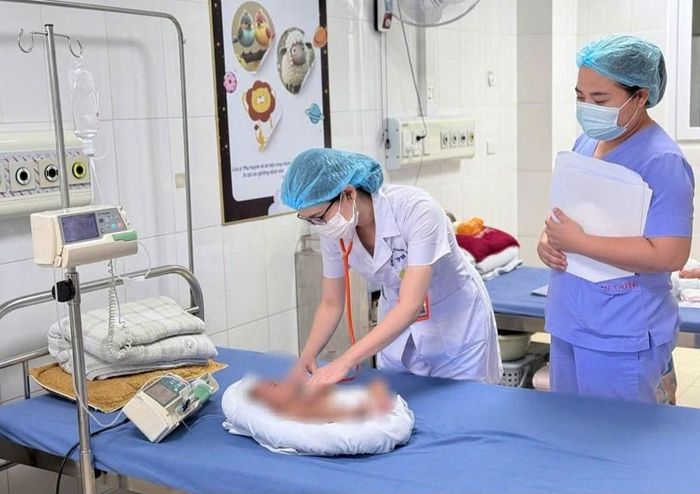 Các bác sĩ Bệnh viện Nhi Thanh Hóa thăm khám, theo dõi và điều trị cho trẻ sơ sinh mắc viêm ruột hoại tử. Ảnh: Bệnh viện Nhi Thanh Hóa