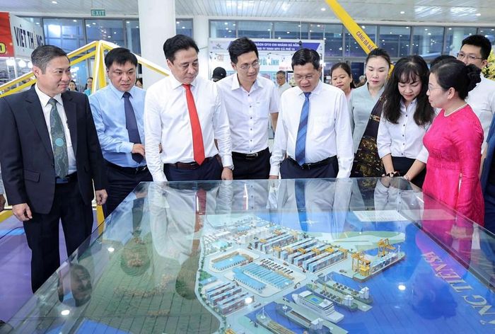 Các đại biểu tham quan các gian hàng