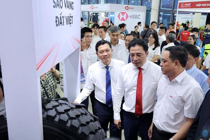 Đại biểu tham quan các gian hàng