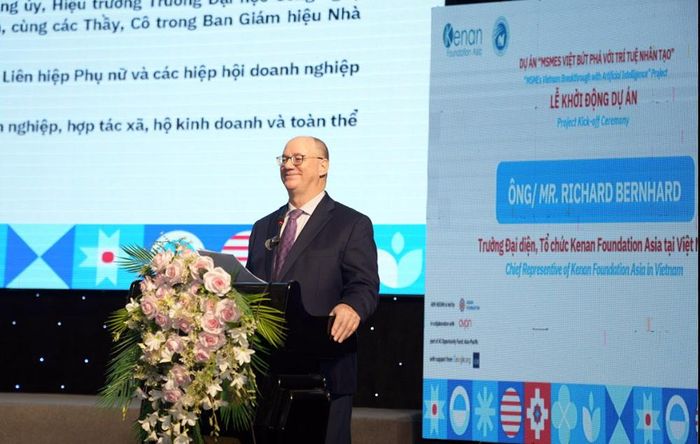 Ông Richard Bernhard, Trưởng đại diện Kenan Foundation Asia tại Việt Nam phát biểu