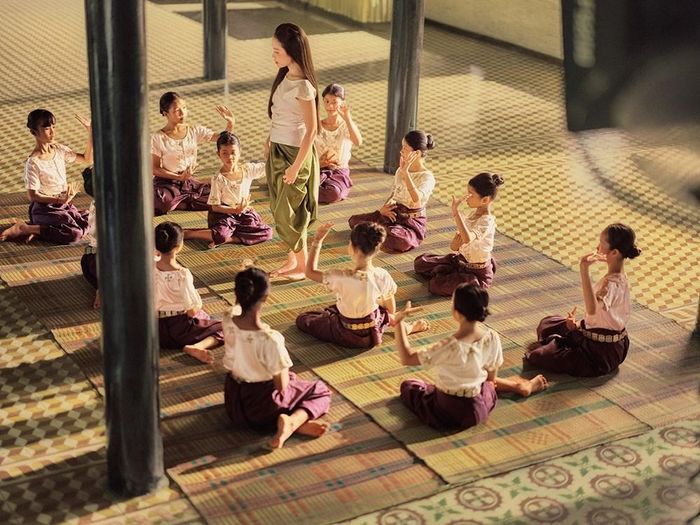 Không gian sinh hoạt cộng đồng được khai thác qua hình ảnh trẻ em học các điệu múa truyền thống