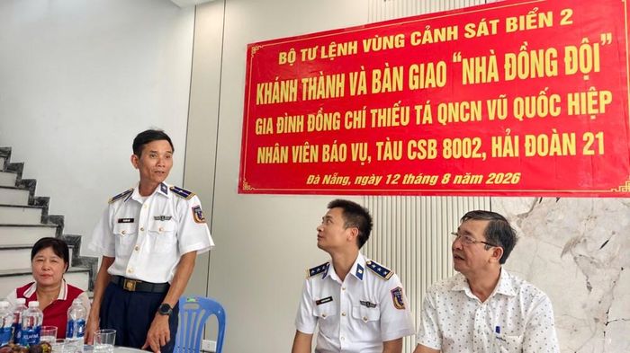 Thiếu tá QNCN Vũ Quốc Hiệp phát biểu cảm ơn cấp ủy, chính quyền địa phương và đơn vị đã giúp đỡ, hỗ trợ gia đình xây dựng và hoàn thành ngôi nhà